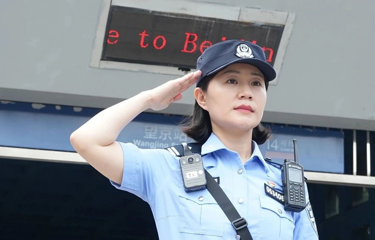 地铁站里那个温暖的女警，成了照亮“平安”的光！